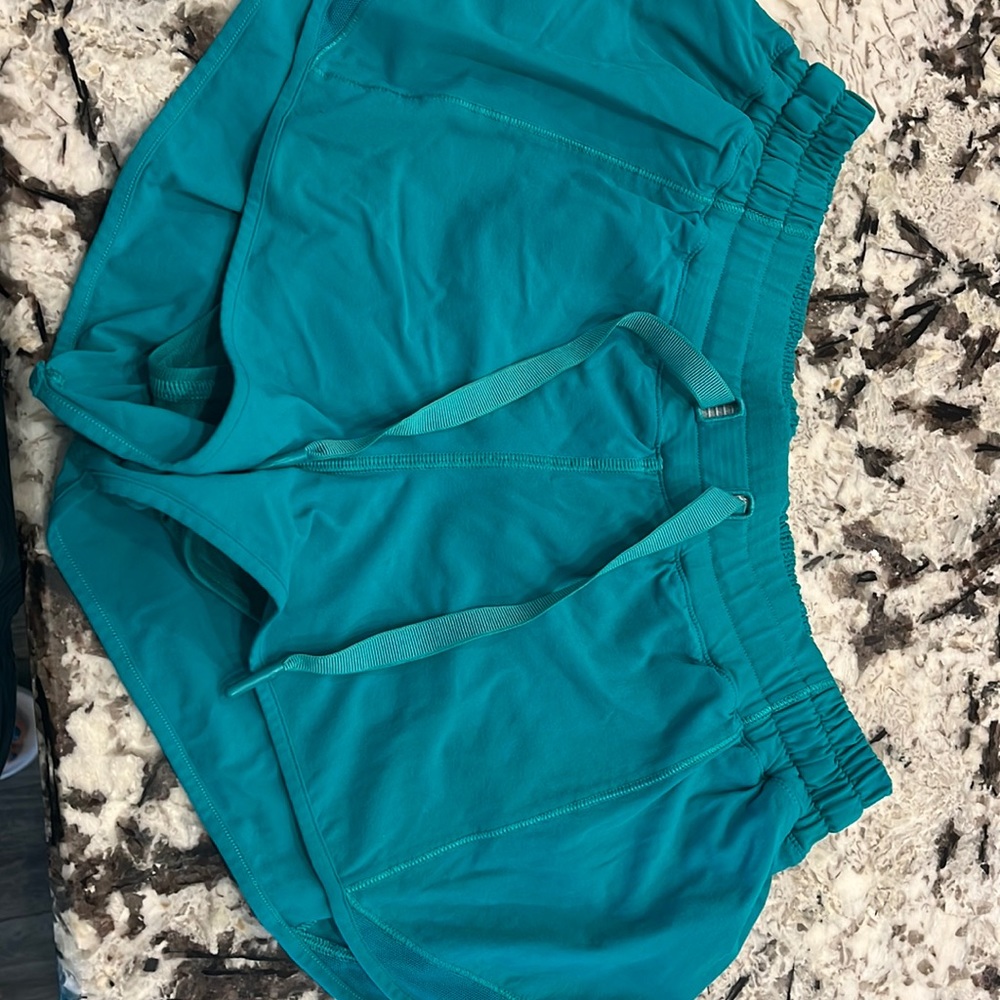 Lululemon Size 8 - old style Hotty Hot 2.5”